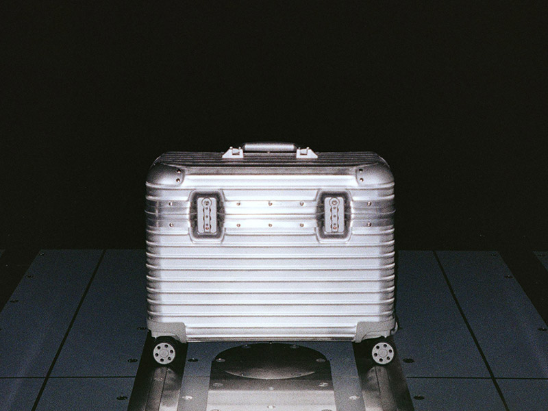 حقيبة ORIGINAL PILOT SILVER الجديدة تعيد صياغة تصميم كلاسيكي من RIMOWA ليخلب ألباب المسافرين في رحل عمل والفنانين على حدٍّ سواء